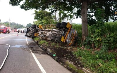 Vuelca pipa con combustible en San Antonio Suchitepéquez; bomberos piden precaución.