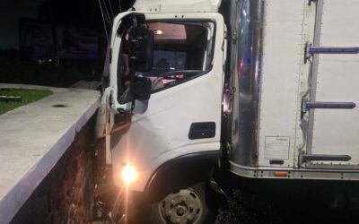 Piloto empotra camión en la rotonda del Monumento a la Mujer y es rescatado con equipo hidráulico