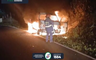 Incendio destruye por completo un microbús en la ruta a Colomba Costa Cuca