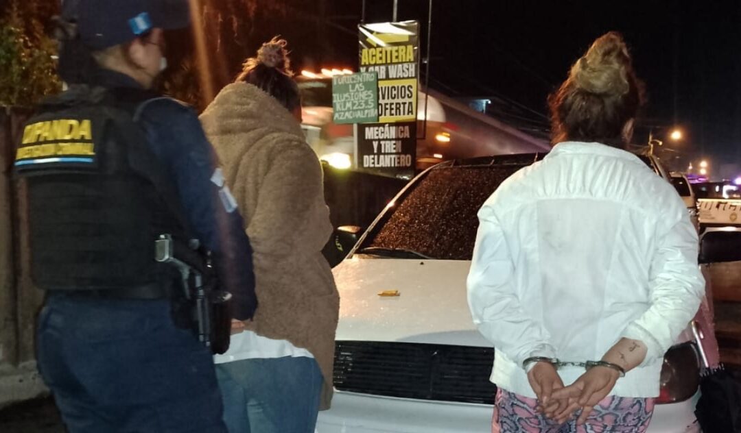 Persecución en la ruta al Atlántico termina con la captura de dos mujeres que ocultaban Q210 mil en un vehículo