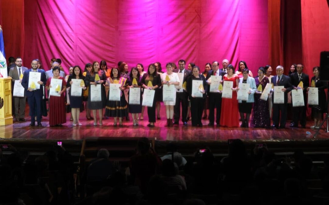 Quetzaltenango rinde homenaje a 37 docentes destacados en la conmemoración del Día del Maestro