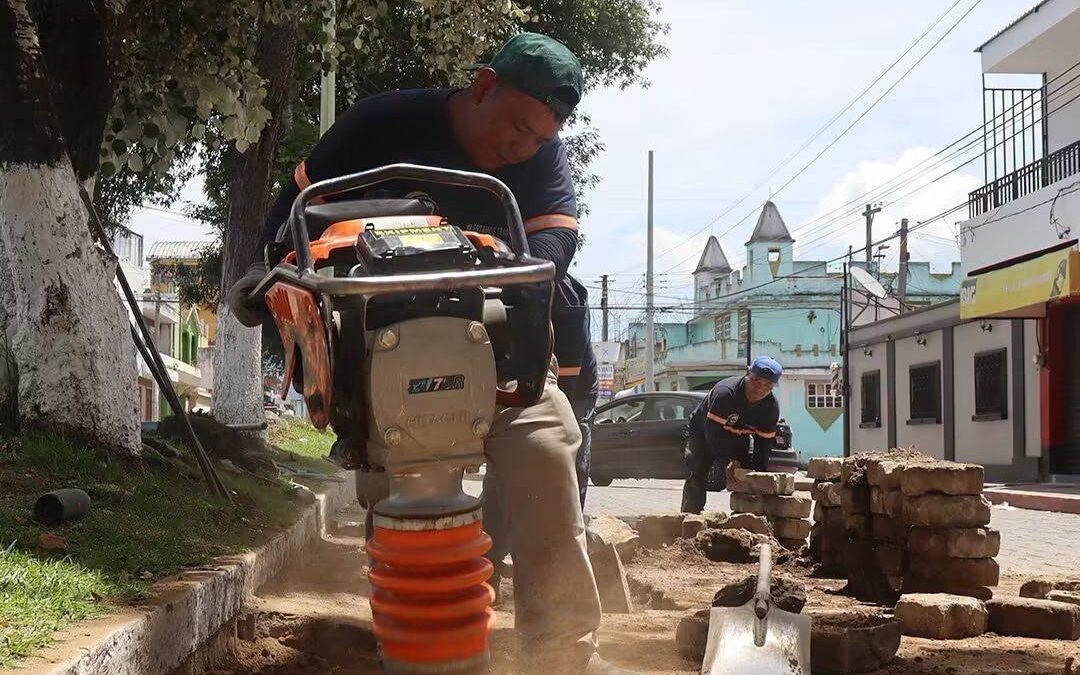 Realizan trabajos de mantenimiento correctivo en red de drenajes de la zona 3
