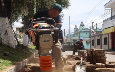 Realizan trabajos de mantenimiento correctivo en red de drenajes de la zona 3