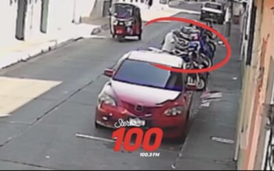 Cámaras de vigilancia registran el robo de una motocicleta en zona 1 de Retalhuleu