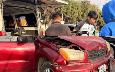Colisión vehicular deja personas lesionadas y complicaciones de tránsito en la zona 3