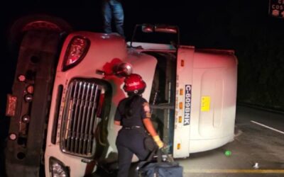 Piloto de tráiler fallece tras aparatoso vuelco en la ruta al Pacífico
