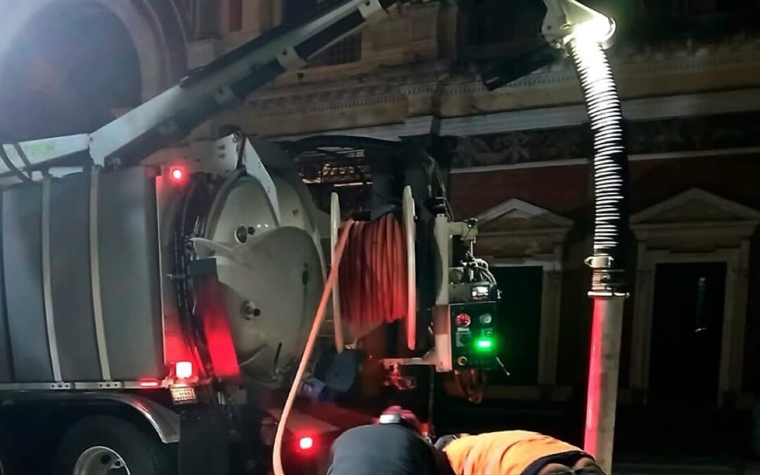 Retiran gran cantidad de basura que obstruía la red pluvial en el Centro Histórico de Xela