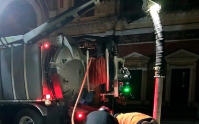 Retiran gran cantidad de basura que obstruía la red pluvial en el Centro Histórico de Xela