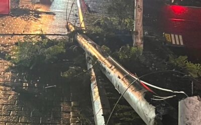 Camioneta impacta contra poste en la zona 3 de Xela; piloto huye del lugar