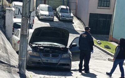Ministerio Público realiza diligencias en vehículo en la colonia Las Rosas, zona 5.