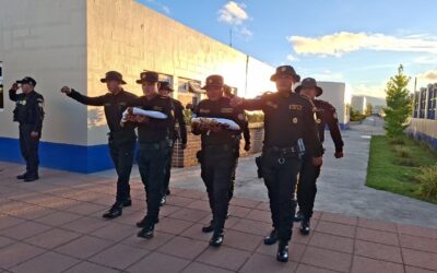 PNC conmemora 29 aniversario con izada de la Bandera Nacional en Quetzaltenango.