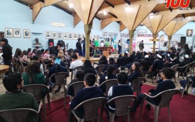 Develan fotografía de «Pequeña Flor del Pueblo 2025-2026» en la Biblioteca Municipal.