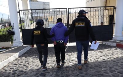 Capturan a tres personas durante allanamientos en Quetzaltenango.
