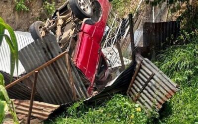 Vehículo cae sobre vivienda en Cantel.