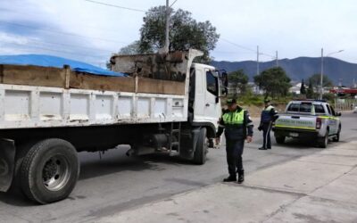 Realizan operativo en Avenida Las Américas para verificar traslado de materiales.