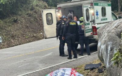 Volcadura de patrulla de la PNC en Sololá deja un agente fallecido y ocho heridos.