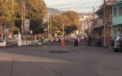 Continúa cerrado el paso en el sector del parque El Calvario por colapso de colector de drenajes.