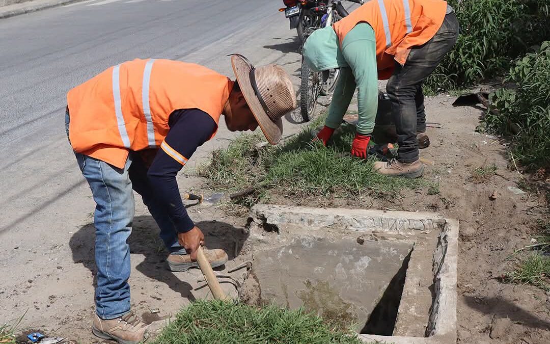 Reparan drenajes y tapaderas dañadas en Quetzaltenango