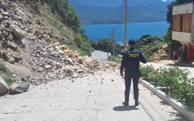 Agentes de PNC verifican daños en Sololá tras sismo