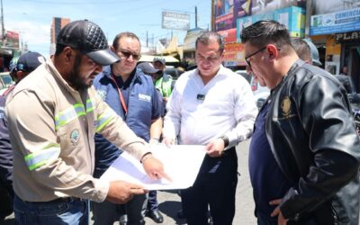 Autoridades mejoran red eléctrica en el mercado La Democracia