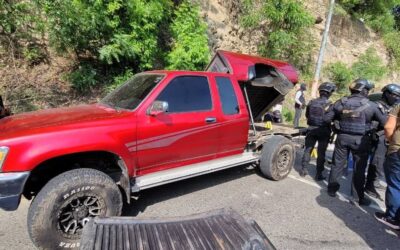 Localizan 94 paquetes con posible cocaína ocultos en un vehículo en Zacapa