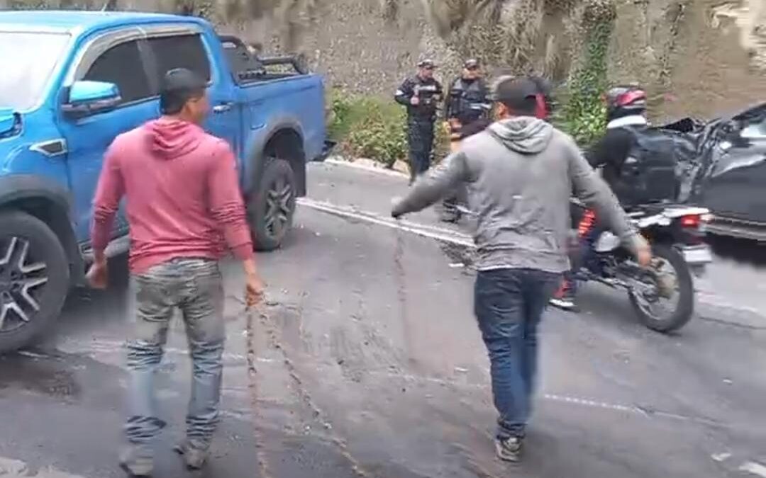 Triple colisión en la autopista Los Altos de Quetzaltenango