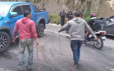 Triple colisión en la autopista Los Altos de Quetzaltenango