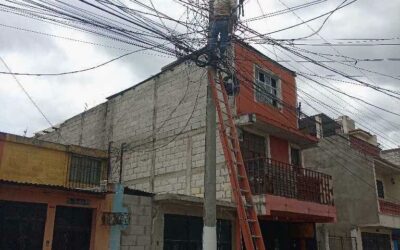 Continúa mantenimiento a lámparas en Quetzaltenango