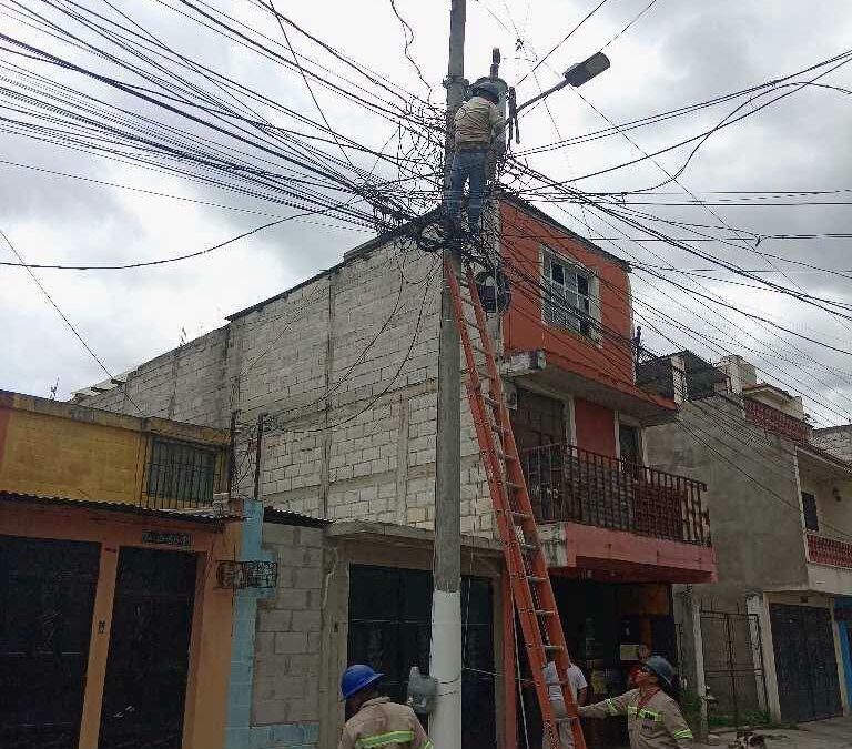 Continúa mantenimiento a lámparas en Quetzaltenango