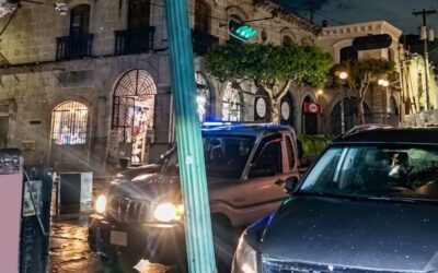 Vehículo destruye infraestructura eléctrica colonial en el Parque a Centroamérica de Xela