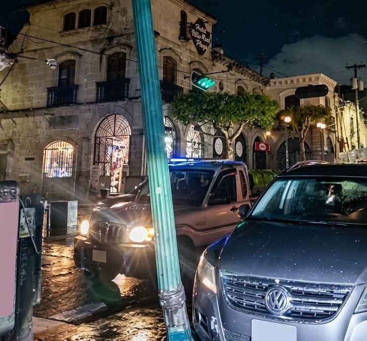 Vehículo destruye infraestructura eléctrica colonial en el Parque a Centroamérica de Xela