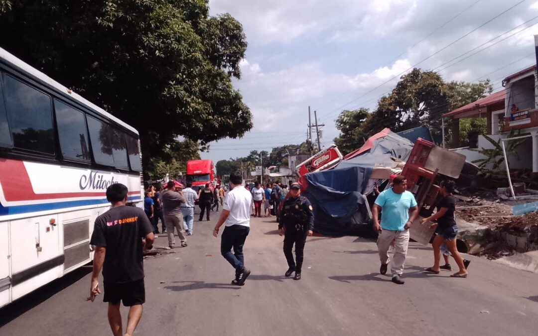 Triple colisión en aldea El Xab, El Asintal, Retalhuleu
