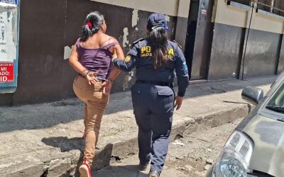 PNC arrestan a la «China» por intentar ingresar teléfono a cárcel
