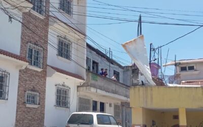 Técnicos de EEMQ por choque de líneas tras temblor en Quetzaltenango
