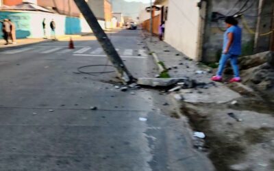 Piloto de vehículo destruye infraestructura eléctrica en Xela