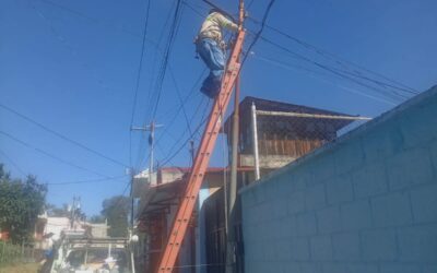 Técnicos de alumbrado público fortalecen iluminación en zona 8 de Xela