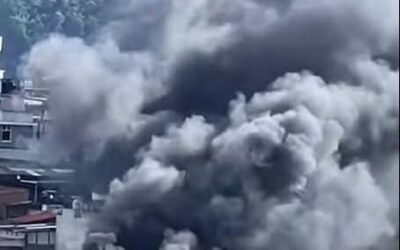 Técnicos de la EEMQ suspenden servicio eléctrico por incendio en la zona 3 de Quetzaltenango