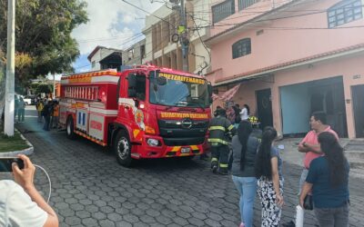 Continúan labores de emergencia por incendio en inmueble en la zona 3 de Quetzaltenango
