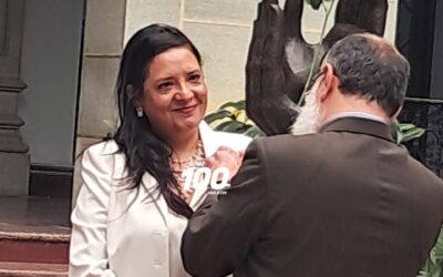 Quetzalteca Claudia Lepe cambia la Rosa de la Paz en el Palacio Nacional