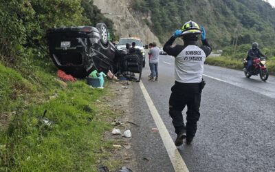 Vehículo vuelca en la ruta Interamericana, Sololá