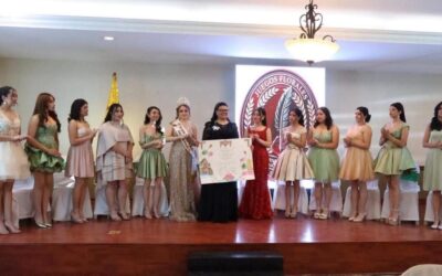 La poetisa Silvana Barrios es condecorada tras ganar los Juegos Florales de Salcajá
