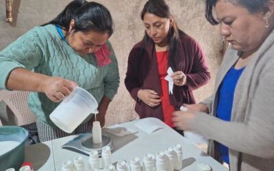 Mujeres de Xeul Alto aprenden a elaborar productos artesanales.