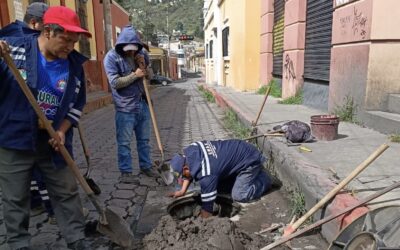 Realizan trabajos en red de agua potable en zona 1 de Quetzaltenango.