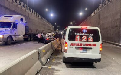 Accidente de tránsito en paso a desnivel de zona 6 de Quetzaltenango; testigos denuncian exceso de velocidad.