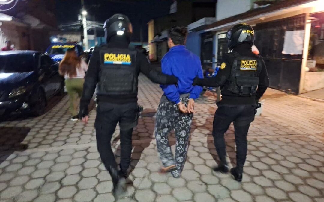 Capturan a hombre con orden de captura por robo agravado en zona 10 de Xela.