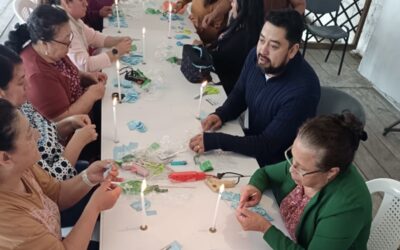 Mujeres de Xela se capacitan en la elaboración de rosas eternas.