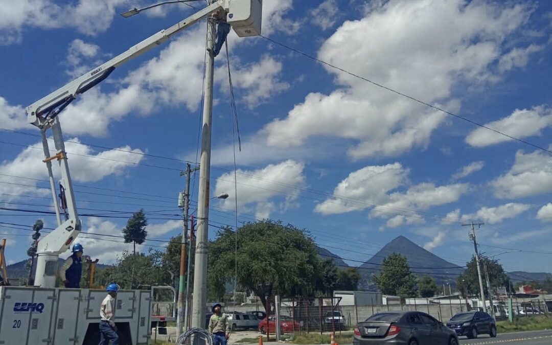 Restauran iluminación en el periférico de Quetzaltenango.