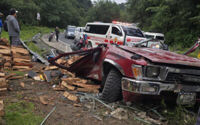 Tráiler vuelca sobre vehículo en el km 105 de la ruta Interamericana.