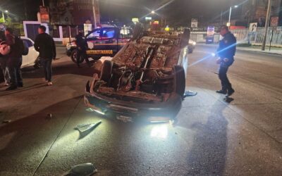 Vehículo vuelca y es abandonado cerca de la Rotonda a la Marimba, zona 2 de Xela.