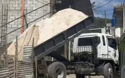 Vehículo de construcción daña red eléctrica en zona 10 de Quetzaltenango.